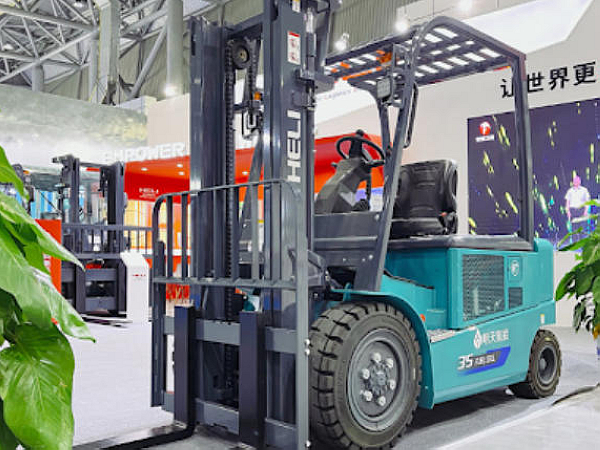Guide to Selecting Electric Forklift Batteries and Chargers